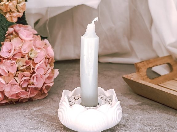 DIY-Kunst: Lotus-Kerzenhalter aus Gießmasse